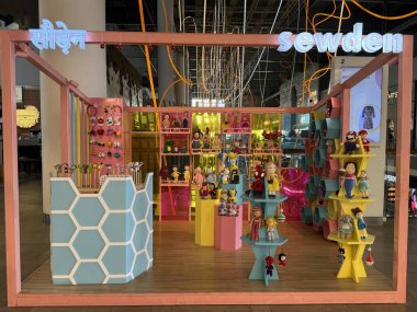 MUMBAI, INDIA - 22 Şubat 2024 'te Hindistan' da Mumbai, Maharashtra 'daki Jio World Drive alışveriş merkezinde görülen Sewden.