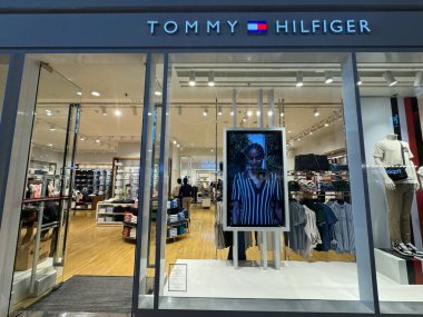 MUMBAI, INDIA - 22 Şubat 2024 'te Hindistan' da Mumbai, Maharashtra 'daki Jio World Drive alışveriş merkezinde görülen Tommy Hilfiger mağazası.