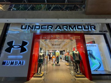 MUMBAI, INDIA - 22 Şubat 2024 'te Hindistan' da Mumbai, Maharashtra 'daki Jio World Drive alışveriş merkezinde zırh mağazasının altında.