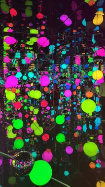 MUMBAI, INDIA - 22 Şubat 2024 'te Hindistan' ın Mumbai kentindeki Nita Mukesh Ambani Kültür Merkezi 'nde Yayoi Kusama' nın Sonsuz Ayna Odası.