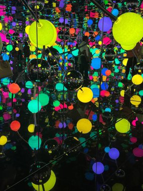 MUMBAI, INDIA - 22 Şubat 2024 'te Hindistan' ın Mumbai kentindeki Nita Mukesh Ambani Kültür Merkezi 'nde Yayoi Kusama' nın Sonsuz Ayna Odası.