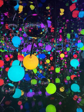 MUMBAI, INDIA - 22 Şubat 2024 'te Hindistan' ın Mumbai kentindeki Nita Mukesh Ambani Kültür Merkezi 'nde Yayoi Kusama' nın Sonsuz Ayna Odası.