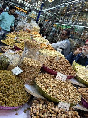 DELHI, INDIA - 16 Şubat 2024 'te Hindistan' ın eski Delhi kentindeki Khari Baoli Kuru Meyve Pazarı.