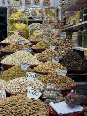 DELHI, INDIA - 16 Şubat 2024 'te Hindistan' ın eski Delhi kentindeki Khari Baoli Kuru Meyve Pazarı.