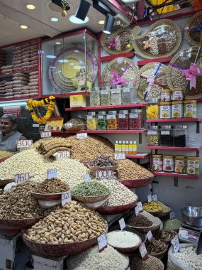 DELHI, INDIA - 16 Şubat 2024 'te Hindistan' ın eski Delhi kentindeki Khari Baoli Kuru Meyve Pazarı.