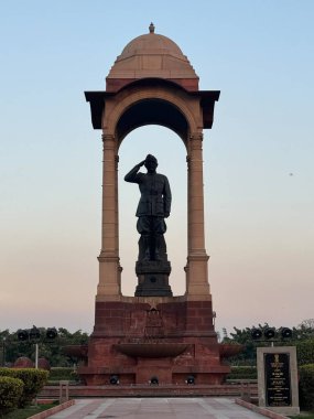 DELHI, INDIA - 16 Şubat 2024 'te Hindistan' ın Delhi şehrindeki Hindistan Kapısı 'nda Netaji Subhash Chandra Bose tepe örtüsü.