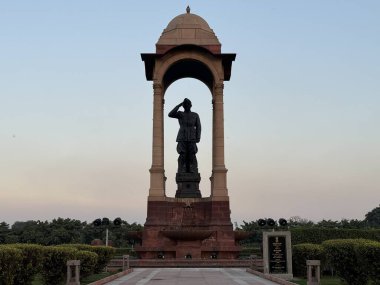 DELHI, INDIA - 16 Şubat 2024 'te Hindistan' ın Delhi şehrindeki Hindistan Kapısı 'nda Netaji Subhash Chandra Bose tepe örtüsü.