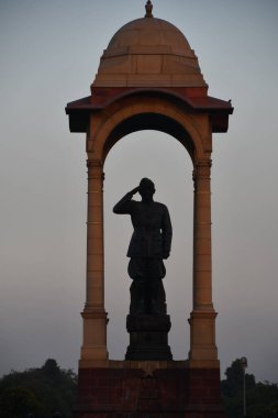 DELHI, INDIA - 16 Şubat 2024 'te Hindistan' ın Delhi şehrindeki Hindistan Kapısı 'nda Netaji Subhash Chandra Bose tepe örtüsü.