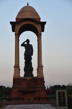 DELHI, INDIA - 16 Şubat 2024 'te Hindistan' ın Delhi şehrindeki Hindistan Kapısı 'nda Netaji Subhash Chandra Bose tepe örtüsü.