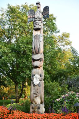 VICTORIA, BC, CANADA - 27 AUG: Victoria, British Columbia, Kanada 'daki Butchart Gardens' da Totem Poles, 27 Ağustos 2023.
