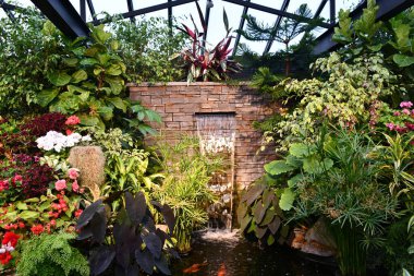 VICTORIA, BC, CANADA - 27 AUG: Victoria, British Columbia, Kanada 'daki Butchart Gardens' da 27 Ağustos 2023 'te görüldüğü gibi şelale.