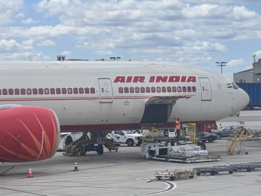 NEWARK NJ - 1 Temmuz 2022 'de New Jersey' deki Liberty Uluslararası Havalimanı 'nda görülen Air India uçağı.