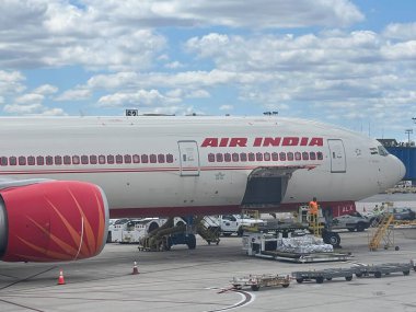 NEWARK NJ - 1 Temmuz 2022 'de New Jersey' deki Liberty Uluslararası Havalimanı 'nda görülen Air India uçağı.