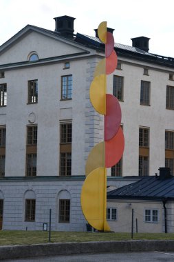 STOCKHOLM, SWEDEN - 28 Temmuz 2023 'te İsveç' in Stockholm kentindeki Moderna Müzesi 'nde görülen açık hava heykelleri.