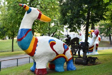 STOCKHOLM, SWEDEN - 28 Temmuz 2023 'te İsveç' in Stockholm kentindeki Moderna Müzesi 'nde görülen açık hava heykelleri.