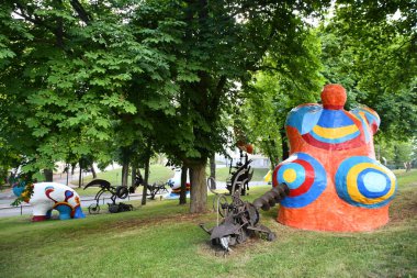 STOCKHOLM, SWEDEN - 28 Temmuz 2023 'te İsveç' in Stockholm kentindeki Moderna Müzesi 'nde görülen açık hava heykelleri.