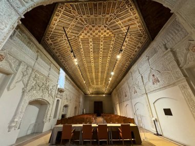 ALCALA de HENARES, İspanya - 14 AUG: Francisco Valles 'in mezarı 14 Ağustos 2024 tarihinde İspanya' da Madrid yakınlarındaki Alcala De Henares Alcala Üniversitesi 'ndeki San Ildefonso Üniversitesi Şapeli' nde görüldü..