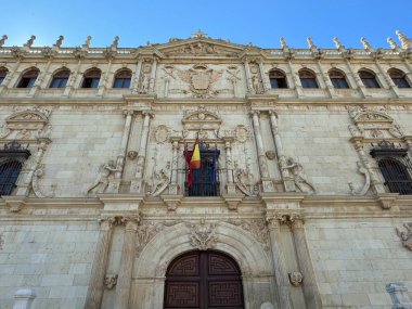 ALCALA DE HENARES, İSPA - 14 AUG: Alcala De Henares 'deki Alcala Üniversitesi, Madrid, İspanya, 14 Ağustos 2024.