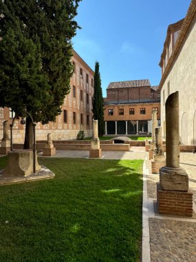 ALCALA DE HENARES, İSPA - 14 AUG: Alcala De Henares 'deki Alcala Üniversitesi, Madrid, İspanya, 14 Ağustos 2024.