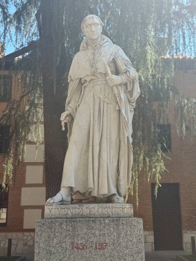 ALCALA DE HENARES, İSPA - 14 AUG: Cardenal Cisneros heykeli Madrid yakınlarındaki Alcala De Henares Alcala Üniversitesi 'nde, 14 Ağustos 2024' te görüldüğü gibi.
