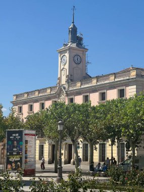 ALCALA DE HENARES, İSPA - 14 AUG: Madrid yakınlarındaki Alcala De Henares 'deki Belediye Meclisi, İspanya, 14 Ağustos 2024' te görüldüğü gibi.