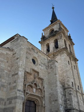 ALCALA DE HENARES, İSPA - 14 AUG: Magistral Cathedral of Saint Justus and Saint Pastor in Alcala De Henares, near Madrid, İspanya, 14 Ağustos 2024.