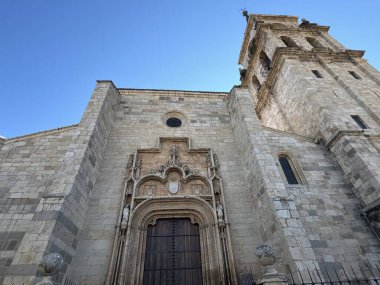 ALCALA DE HENARES, İSPA - 14 AUG: Magistral Cathedral of Saint Justus and Saint Pastor in Alcala De Henares, near Madrid, İspanya, 14 Ağustos 2024.