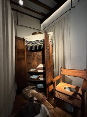 ALCALA DE HENARES, İSPA - 14 AUG: 14 Ağustos 2024 tarihinde İspanya 'nın Madrid kenti yakınlarındaki Casa Natal de Cervantes müzesinde görülen Bayanlar, Hizmetçiler ve Çocuklar Odaları.