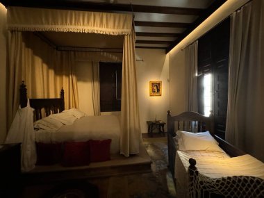 ALCALA DE HENARES, İSPA - 14 AUG: 14 Ağustos 2024 tarihinde İspanya 'nın Madrid kenti yakınlarındaki Casa Natal de Cervantes müzesinde görülen Bayanlar, Hizmetçiler ve Çocuklar Odaları.