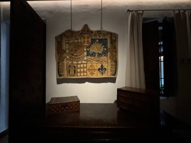 ALCALA DE HENARES, İSPA - 14 AUG: Madrid yakınlarındaki Alcala De Henares 'teki Casa Natal de Cervantes Müzesi' nde yemek odası, 14 Ağustos 2024.