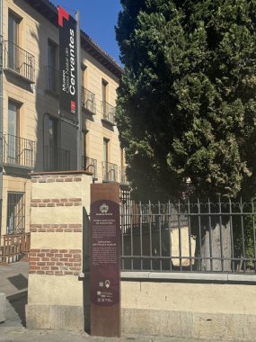 ALCALA DE HENARES, İSPA - 14 AUG: Alcala De Henares 'deki Museo Casa Natal de Cervantes, Madrid, İspanya' da 14 Ağustos 2024 'te görüldüğü gibi.