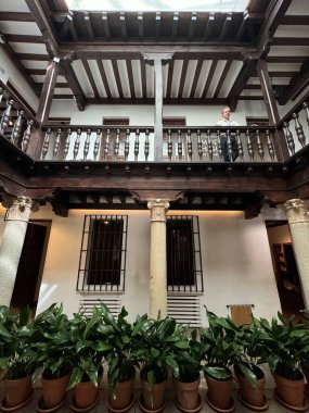 ALCALA DE HENARES, İSPA - 14 AUG: Alcala De Henares 'deki Museo Casa Natal de Cervantes, Madrid, İspanya' da 14 Ağustos 2024 'te görüldüğü gibi.