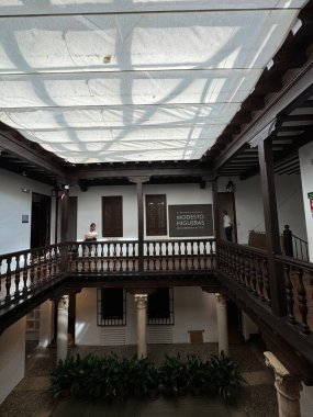 ALCALA DE HENARES, İSPA - 14 AUG: Alcala De Henares 'deki Museo Casa Natal de Cervantes, Madrid, İspanya' da 14 Ağustos 2024 'te görüldüğü gibi.