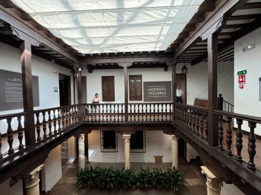 ALCALA DE HENARES, İSPA - 14 AUG: Alcala De Henares 'deki Museo Casa Natal de Cervantes, Madrid, İspanya' da 14 Ağustos 2024 'te görüldüğü gibi.