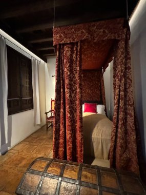 ALCALA DE HENARES, İSPA - 14 AUG: Madrid yakınlarındaki Alcala De Henares, İspanya 'daki Casa Natal de Cervantes Müzesi' ndeki beyefendiler yatak odası, 14 Ağustos 2024 'te görüldüğü gibi.