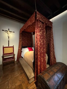 ALCALA DE HENARES, İSPA - 14 AUG: Madrid yakınlarındaki Alcala De Henares, İspanya 'daki Casa Natal de Cervantes Müzesi' ndeki beyefendiler yatak odası, 14 Ağustos 2024 'te görüldüğü gibi.
