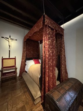 ALCALA DE HENARES, İSPA - 14 AUG: Madrid yakınlarındaki Alcala De Henares, İspanya 'daki Casa Natal de Cervantes Müzesi' ndeki beyefendiler yatak odası, 14 Ağustos 2024 'te görüldüğü gibi.