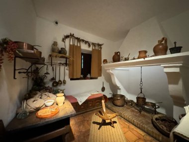 ALCALA DE HENARES, İspanya - 14 AUG: 14 Ağustos 2024 tarihinde İspanya 'da Madrid yakınlarındaki Alcala De Henares' deki Casa Natal de Cervantes Müzesi 'nde mutfak.