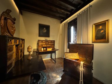 ALCALA DE HENARES, İSPA - 14 AUG: 14 Ağustos 2024 'te İspanya' da Madrid yakınlarındaki Alcala De Henares 'deki Casa Natal de Cervantes Müzesi' nde Usta Pedros Kukla Odası.