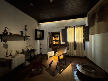 ALCALA DE HENARES, İSPA - 14 AUG: 14 Ağustos 2024 'te İspanya' da Madrid yakınlarındaki Alcala De Henares 'deki Casa Natal de Cervantes Müzesi' nde ameliyat odası.