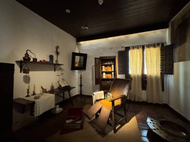 ALCALA DE HENARES, İSPA - 14 AUG: 14 Ağustos 2024 'te İspanya' da Madrid yakınlarındaki Alcala De Henares 'deki Casa Natal de Cervantes Müzesi' nde ameliyat odası.