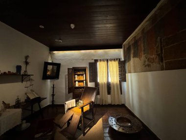 ALCALA DE HENARES, İSPA - 14 AUG: 14 Ağustos 2024 'te İspanya' da Madrid yakınlarındaki Alcala De Henares 'deki Casa Natal de Cervantes Müzesi' nde ameliyat odası.