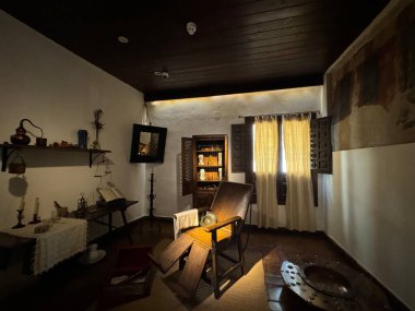 ALCALA DE HENARES, İSPA - 14 AUG: 14 Ağustos 2024 'te İspanya' da Madrid yakınlarındaki Alcala De Henares 'deki Casa Natal de Cervantes Müzesi' nde ameliyat odası.