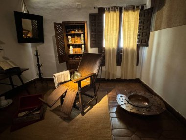 ALCALA DE HENARES, İSPA - 14 AUG: 14 Ağustos 2024 'te İspanya' da Madrid yakınlarındaki Alcala De Henares 'deki Casa Natal de Cervantes Müzesi' nde ameliyat odası.