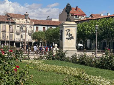 ALCALA DE HENARES, İSPA - 14 AUG: Madrid Plaza de Cervantes 'te Miguel de Cervantes' in heykeli, 14 Ağustos 2024 'te görüldüğü gibi.