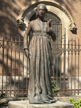 ALCALA DE HENARES, İSPAN - 14 AUG: 14 Ağustos 2024 'te İspanya' da Madrid yakınlarındaki Alcala De Henares 'te Aragon' lu Catherine 'in heykeli.