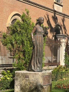 ALCALA DE HENARES, İSPAN - 14 AUG: 14 Ağustos 2024 'te İspanya' da Madrid yakınlarındaki Alcala De Henares 'te Aragon' lu Catherine 'in heykeli.