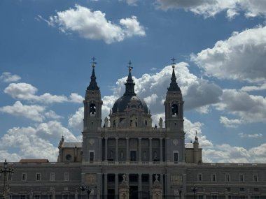 MADRID, SPAIN - 11 AUG: 11 Ağustos 2024 'te İspanya' nın Madrid kentindeki Aziz Mary Katedrali,.