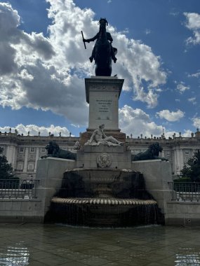 MADRID, SPAIN - 14 AUG: 14 Ağustos 2024 'te İspanya' nın Madrid kentindeki Plaza de Oriente 'de görülen Felipe IV heykeli.