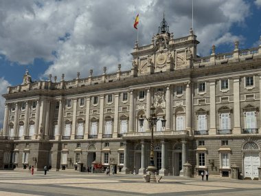 MADRID, İspanya - 14 AUG İspanya 'daki Madrid Kraliyet Sarayı, 14 Ağustos 2024' te görüldüğü gibi.